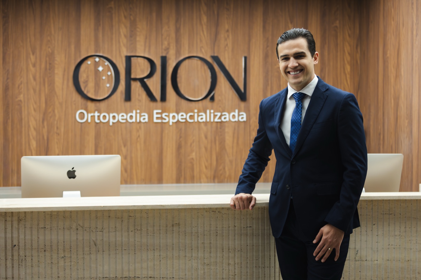 Dr. Kaleu Nery na recepção da Orion Ortopedia Especializada, em Brasília